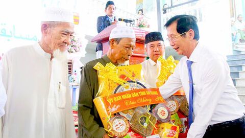 Phó Chủ tịch UBND tỉnh Lê Văn Phước chúc mừng cộng đồng Hồi giáo (Islam) dịp Lễ hội Ramadan năm 2026