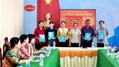 Xã Vĩnh Gia công bố và trao quyết định nghỉ hưu, nghỉ thôi việc cho cán bộ, công chức