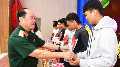 Thiếu tướng Nguyễn Văn Ngành trao quyết định gọi công dân nhập ngũ tại phường Long Xuyên
