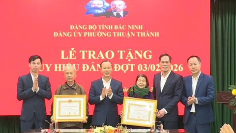 Phó Chủ tịch Thường trực UBND tỉnh Mai Sơn dự Lễ trao Huy hiệu Đảng đợt 3/2 tại Đảng bộ phường Thuận Thành