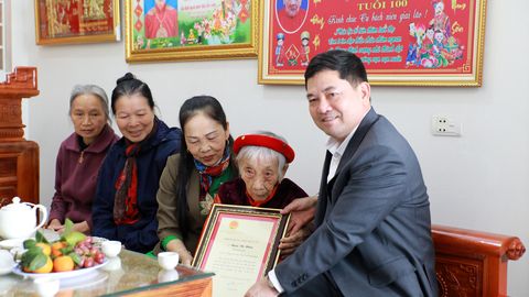 Bí thư Tỉnh ủy Nguyễn Hồng Thái tặng quà Tết tại phường Cảnh Thụy và Yên Dũng