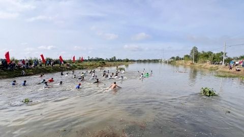 Phường Mỹ Thới tổ chức trò chơi dân gian chào mừng Ngày hội Đại Đoàn kết toàn dân tộc