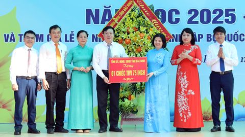 Phó Bí thư Tỉnh ủy Nguyễn Hương Giang dự khai giảng năm học mới tại Trường Trung học phổ thông Chuyên Bắc Giang