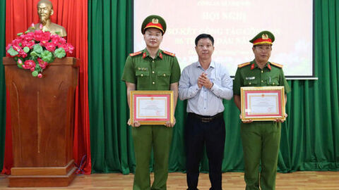Công an xã Chợ Mới được Giám đốc Công an tỉnh An Giang tặng giấy khen