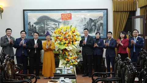 Phó Bí thư Tỉnh ủy Trần Huy Phương chúc Tết Hòa thượng Thích Thanh Quyết