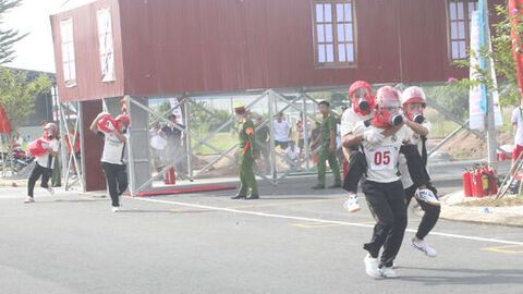 15 đội tranh tài tại Hội thi Nghiệp vụ chữa cháy và cứu nạn cứu hộ “Tổ Liên gia an toàn phòng cháy chữa cháy” cụm III