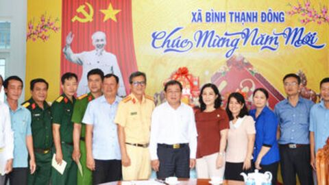 Phó Chủ tịch Thường trực Ủy ban MTTQ Việt Nam tỉnh An Giang Lê Thanh Việt chúc tết hai xã Bình Thạnh Đông và Hòa Lạc 