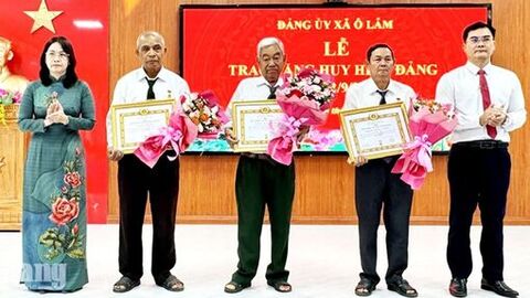 Xã Ô Lâm trao Huy hiệu Đảng đợt 2/9