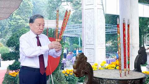 Tổng Bí thư, Chủ tịch nước Tô Lâm dâng hương tưởng niệm các Anh hùng liệt sĩ tại Tây Ninh