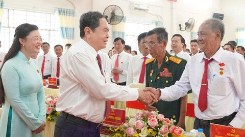 Xác định công tác cán bộ là “then chốt của then chốt”, phục vụ nhân dân