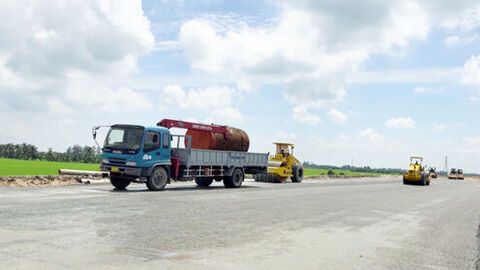 Dự án cao tốc Châu Đốc - Cần Thơ - Sóc Trăng thi công cấp phối đá dăm 