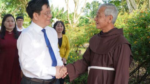 Chủ tịch UBND tỉnh An Giang Hồ Văn Mừng thăm, chúc mừng lễ Giáng sinh 2025