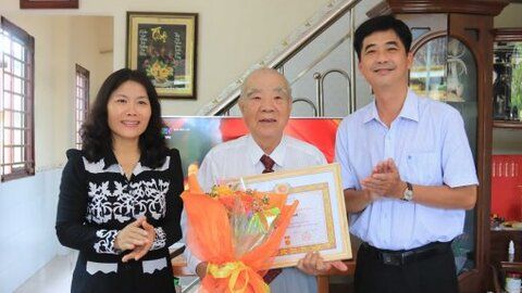 Trao Huy hiệu Đảng tại nhà cho các đảng viên cao niên phường Bình Đức và Long Xuyên 