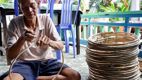 Nghề đan lọp tôm tạo thu nhập mùa nước nổi