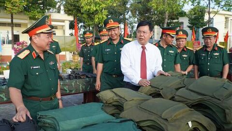 Bí thư Tỉnh ủy An Giang Nguyễn Tiến Hải dự lễ ra quân huấn luyện năm 2026 