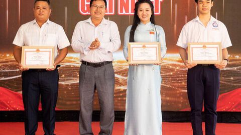 Thí sinh Nguyễn Văn Tú đạt giải nhất Cuộc thi Tìm hiểu về quê hương An Giang