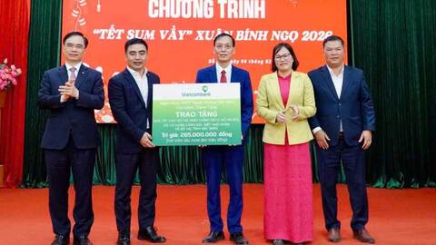 Phó Giáo sư, Tiến sĩ Dương Trung Ý, Tổng Biên tập Tạp chí Cộng sản dự chương trình “Tết sum vầy” tại xã Bố Hạ