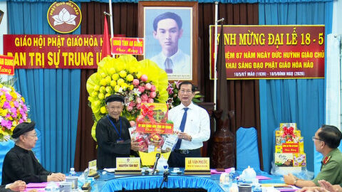 Phó Chủ tịch UBND tỉnh An Giang Lê Văn Phước thăm, chúc mừng Đại lễ kỷ niệm 87 năm ngày khai sáng đạo Phật giáo Hòa Hảo