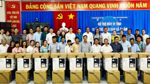 Công ty TNHH Liên doanh Antraco hỗ trợ 18 bộ máy vi tính cho ban ấp xã Ô Lâm