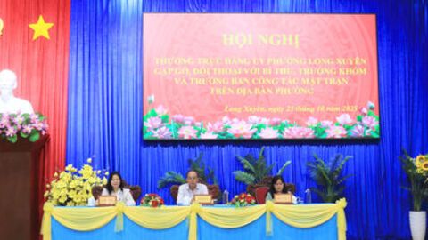 Thường trực Đảng ủy phường Long Xuyên gặp gỡ, đối thoại với bí thư, trưởng khóm và ban công tác mặt trận khóm