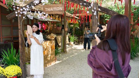 Đi cà phê, tận hưởng “vị” Tết