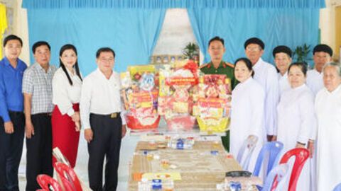 Phó Chủ tịch Thường trực Ủy ban MTTQ Việt Nam tỉnh An Giang Lê Thanh Việt chúc tết các tổ chức tôn giáo