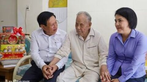 Ủy viên Ban Thường vụ Tỉnh ủy An Giang Mai Hoàng Khởi thăm gia đình chính sách
