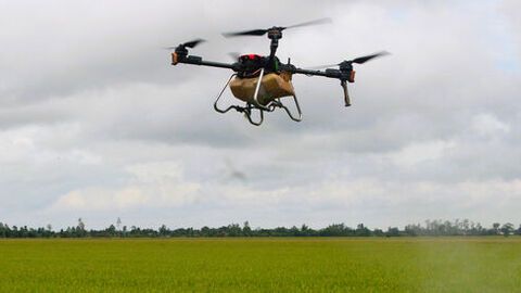 Bỏ bình xịt, lên drone