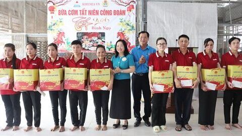 Phó Chủ tịch Thường trực Tổng Liên đoàn Lao động Việt Nam Thái Thu Xương chúc tết đoàn viên, người lao động tại An Giang