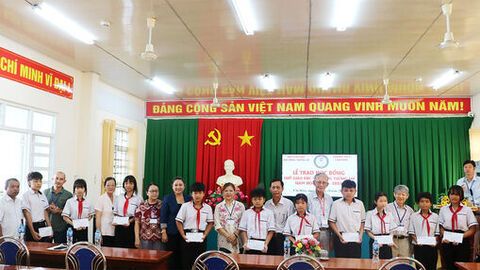 Quỹ “Giáo dục xây dựng tương lai” trao học bổng cho học sinh Trường THCS Cần Đăng