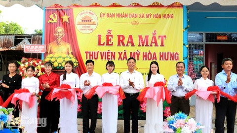 Ra mắt Thư viện xã Mỹ Hòa Hưng với gần 2.500 đầu sách