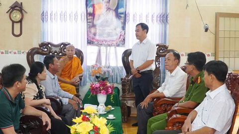 Thăm, tặng quà dịp lễ Sene Đôn Ta