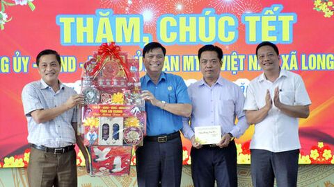 Chủ tịch Liên đoàn Lao động tỉnh An Giang Đỗ Trần Thịnh chúc tết tại xã Long Thạnh