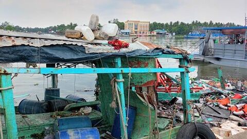 Cháy, nổ tàu cá tại bến phà Tắc Cậu
