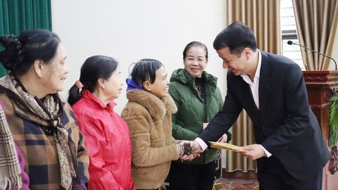 Đồng chí Ngô Văn Cương, Phó Bí thư chuyên trách Đảng ủy MTTQ, các đoàn thể Trung ương thăm, tặng quà Tết