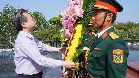 Trưởng ban Chính sách, Chiến lược Trung ương Nguyễn Thanh Nghị dâng hương tại Tượng đài Chủ tịch Hồ Chí Minh ở đặc khu Phú Quốc 