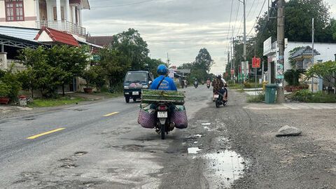 Quốc lộ 80 qua xã Sơn Kiên chi chít ổ gà