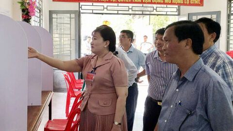 Kiểm tra công tác chuẩn bị bầu cử tại xã Phú Hữu