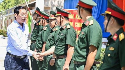 Phó Chủ tịch UBND tỉnh An Giang Lê Văn Phước chúc tết tại xã Tri Tôn, hai phường Chi Lăng và Tịnh Biên