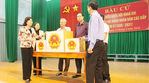 Phó Chủ tịch Thường trực HĐND tỉnh Trần Thị Hằng kiểm tra công tác chuẩn bị bầu cử tại xã Lạng Giang