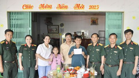Thăm, tặng quà con của quân nhân có hoàn cảnh khó khăn