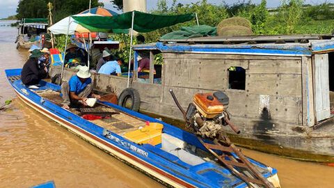 Rộn ràng làm ăn mùa lũ