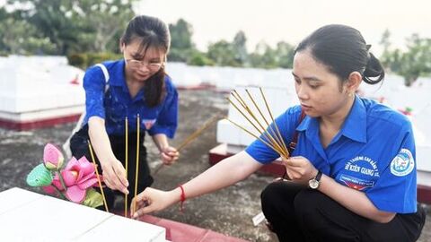 Thắp sáng ngọn lửa tri ân