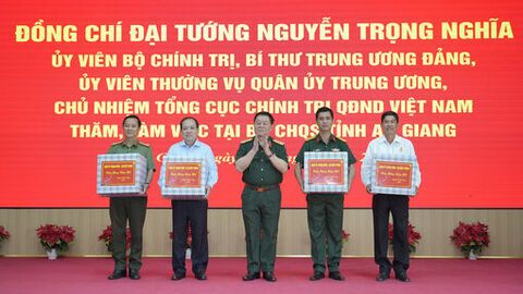 Đại tướng Nguyễn Trọng Nghĩa dâng hương tưởng niệm Anh hùng liệt sĩ và người có công và tặng quà tại An Giang 