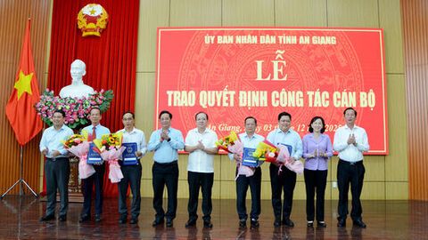 UBND tỉnh An Giang trao quyết định công tác cán bộ