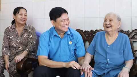 Công đoàn An Giang thăm, tặng quà các Mẹ Việt Nam Anh hùng