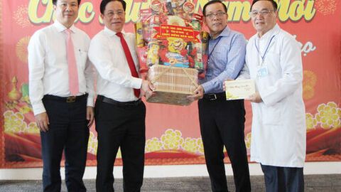 Chủ tịch UBND tỉnh An Giang Hồ Văn Mừng thăm, chúc tết Bệnh viện Bình An và bệnh nhân