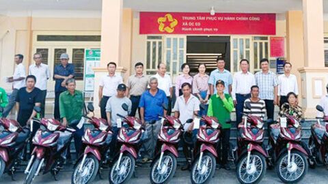 Trao “cần câu” cho người nghèo