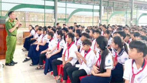 Tuyên truyền pháp luật đến học sinh Trường Phổ thông Dân tộc nội trú Trung học cơ sở Giồng Riềng