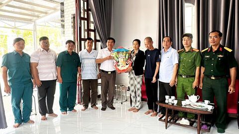 Xã Vĩnh Gia thăm hỏi, động viên gia đình có thanh niên trúng tuyển nghĩa vụ quân sự và Công an nhân dân